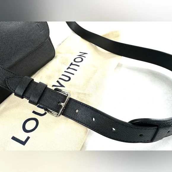 Louis Vuitton District PM Black Taiga Messenger Crossbody Shoulder Bag Dust Bag - Picture 10 of 16